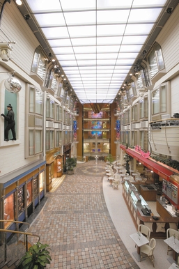 MyCruise Royal-Caribbean-Cruise-Line Explorer-of-the-Seas Offentlige-arealer Casino-butikker1