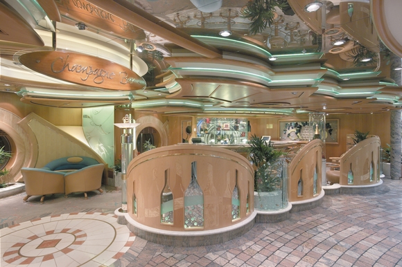 MyCruise Royal-Caribbean-Cruise-Line Explorer-of-the-Seas Offentlige-arealer Barer-lounger-atrium1