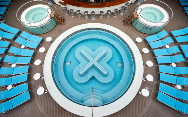 MyCruise Virgin-Voyages Scarlet-Lady Offentlige-arealer Pool-spa2
