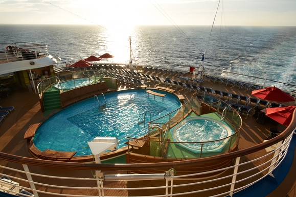 MyCruise Carnival Breeze Offentlige-arealer Pool-spa1
