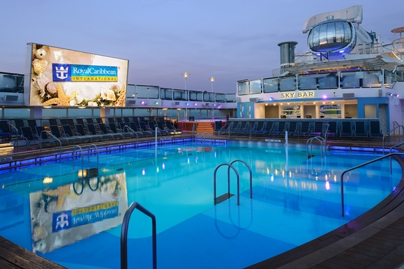 MyCruise Royal-Caribbean-Cruise-Line Quantum-of-the-Seas Offentlige-arealer Pool-spa1