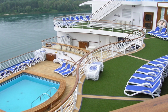 MyCruise Princess-Cruises EMERALD Offentlige-arealer Pool-spa3