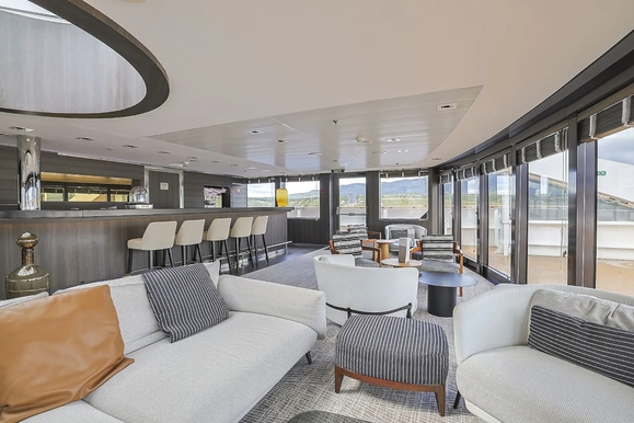 MyCruise Ponant L-Austral Offentlige-arealer Barer-lounger-atrium2
