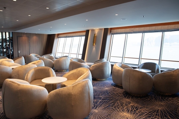 MyCruise Celestyal-Cruises Celestyal-Discovery Offentlige-arealer Barer-lounger-atrium1