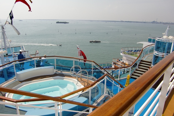 MyCruise Princess-Cruises RUBY Offentlige-arealer Pool-spa2
