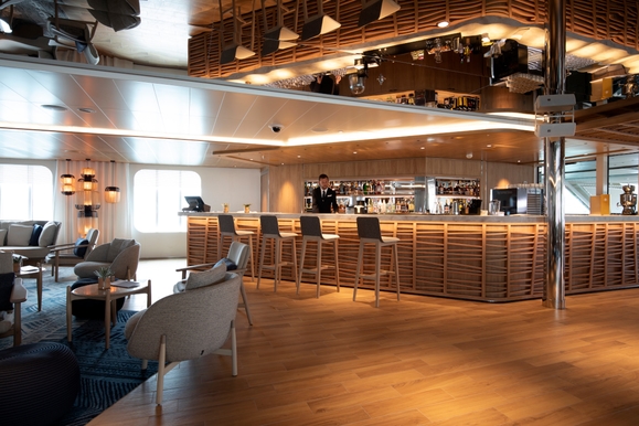 MyCruise Ponant Le-Laperouse Offentlige-arealer Barer-lounger-atrium11