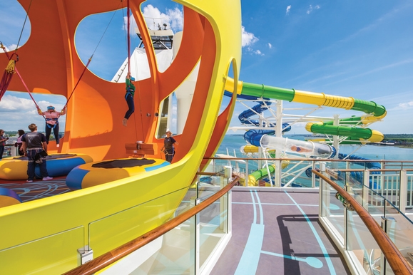 MyCruise Royal-Caribbean-Cruise-Line Independence-of-the-Seas Offentlige-arealer Pool-spa4