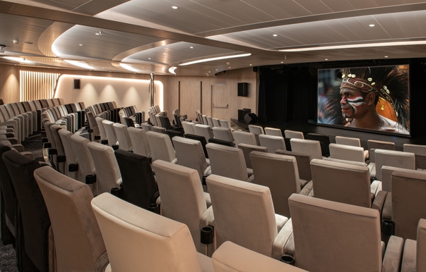 MyCruise Ponant Le-Dumont-d-Urville Offentlige-arealer Teater-underholdning1