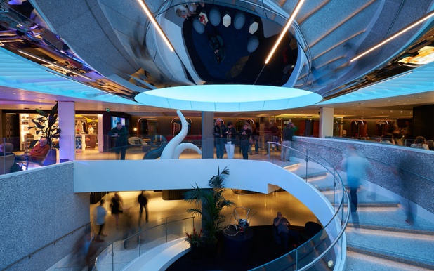 MyCruise Virgin-Voyages Scarlet-Lady Offentlige-arealer Barer-lounger-atrium1