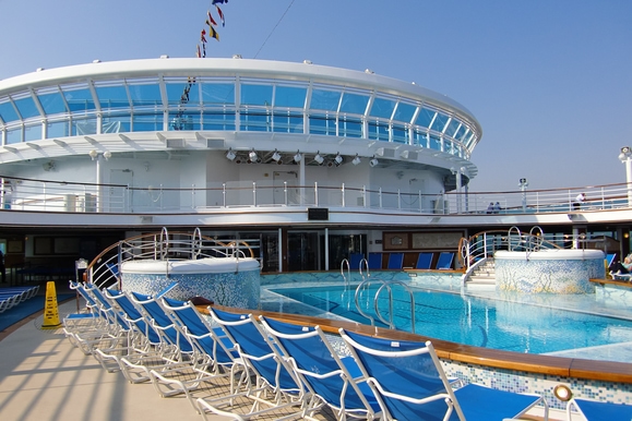 MyCruise Princess-Cruises RUBY Offentlige-arealer Pool-spa1