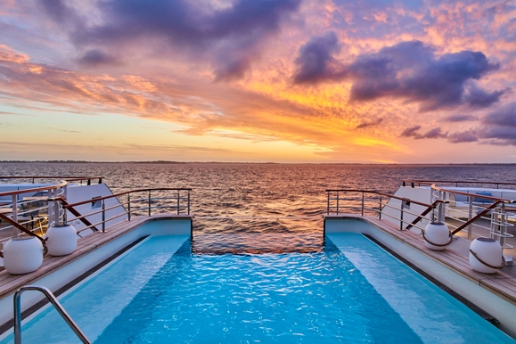 MyCruise Ponant Le-Bougainville Offentlige-arealer Pool-spa7