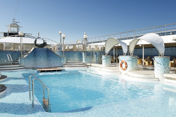 MyCruise MSC Poesia Offentlige-arealer Pool-Spa1