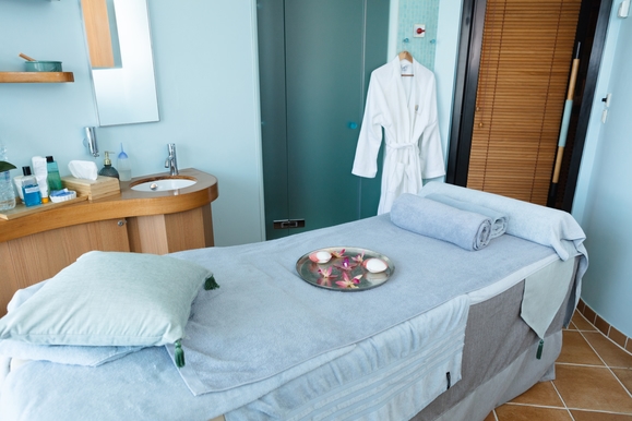 MyCruise Celestyal-Cruises Celestyal-Discovery Offentlige-arealer Pool.spa1