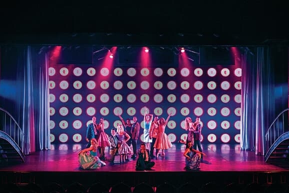 MyCruise Princess-Cruises CROWN Offentlige-arealer Teater-underholdning1