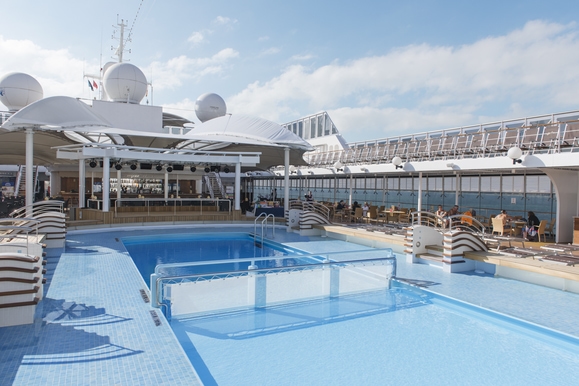 MyCruise MSC Lirica Offentlige-arealer Pool-Spa1