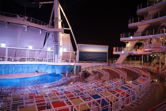 MyCruise Royal-Caribbean-Cruise-Line Oasis-of-the-Seas Offentlige-arealer Teater-underholdning6