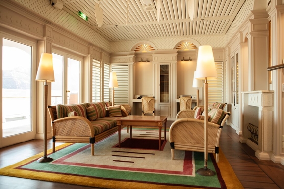 MyCruise Celestyal-Cruises Celestyal-Discovery Offentlige-arealer Barer-lounger-atrium4