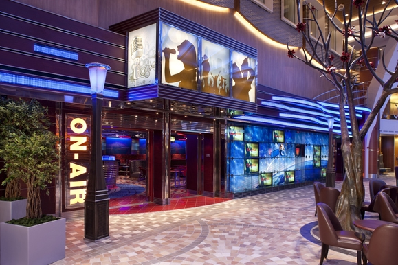 MyCruise Royal-Caribbean-Cruise-Line Allure-of-the-Seas Offentlige-arealer Teater-underholdning3