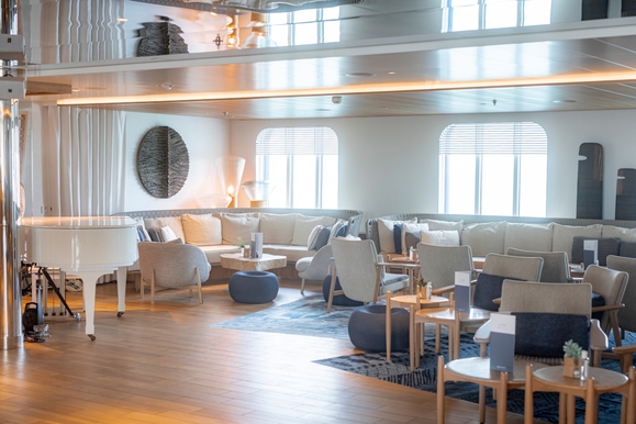 MyCruise Ponant Le-Dumont-d-Urville Offentlige-arealer Barer-lounger-atrium2