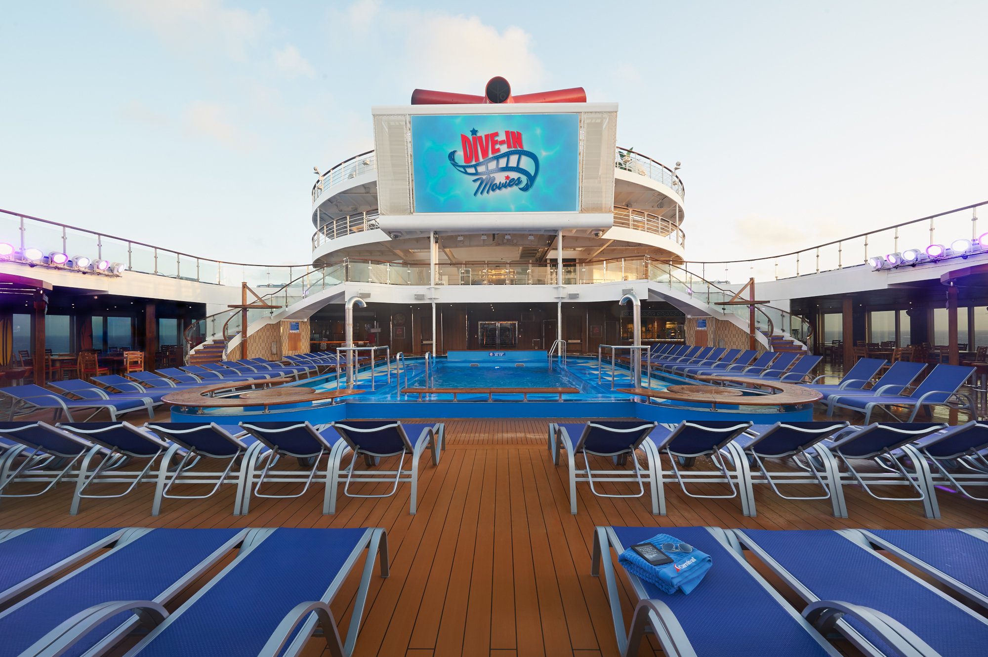 MyCruise-Carnival-Sunrise-Offentlige-arealer-Pool-spa2