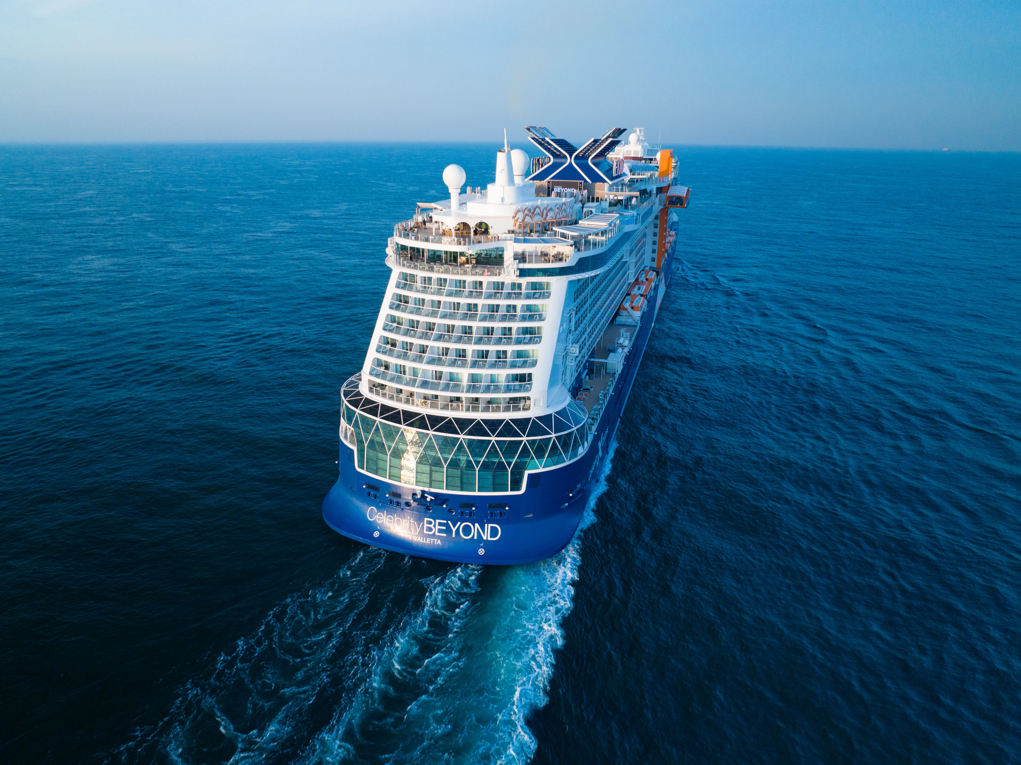 MyCruise-Celebrity-Cruises-Beyond-Offentlige-arealer-Luftfoto2