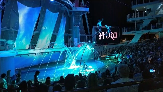 AquaTheater showet HiRo på Symphony of the Seas